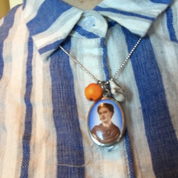 Frida Kahlo charm necklace - Picture 2 of 3